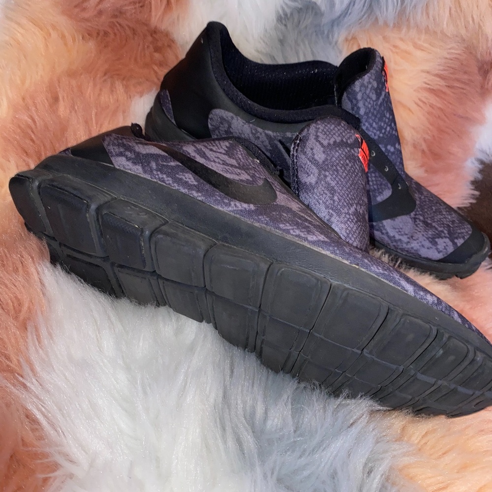 Nike black and gray running tennis shoes size 8.5